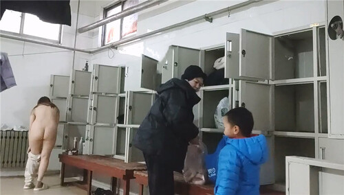 男扮女装大神潜入东北澡堂多位美女赤裸洗澡换衣的香艳诱惑现场 配图6
