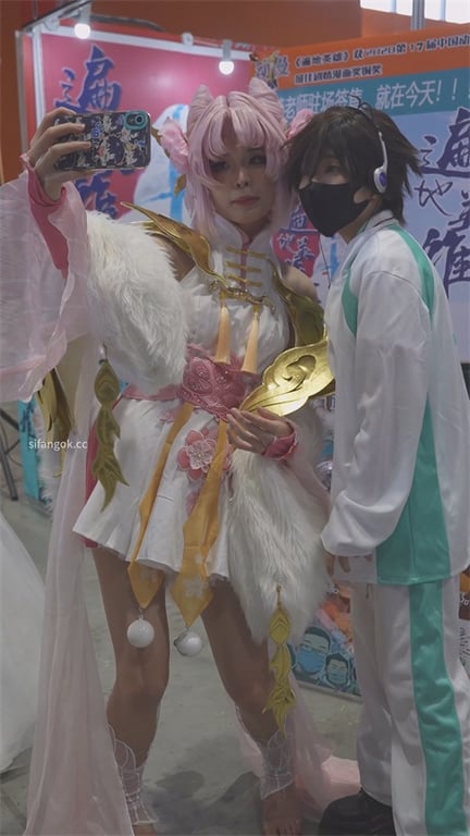 极品嫩妹展会偷拍！短裙白内若隐若现，臀上黑斑添诱惑，这么短的裙子不就是让人看个够 配图9