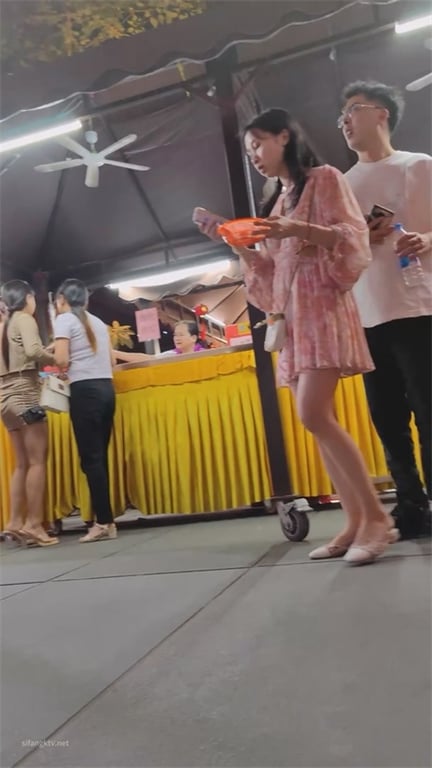 推荐【商场抄底】包臀裙脏内裤，味足，都是颜值靓女，龟男牵着逛街，狼友们欣赏骚逼内 配图14