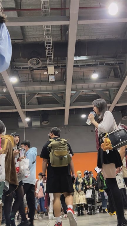 ❣️推荐❣️【展会抄底】好漂亮的嫩妹,这黑丝大长腿爱了爱了,好想顶着屁股来一发1V-老宋论坛