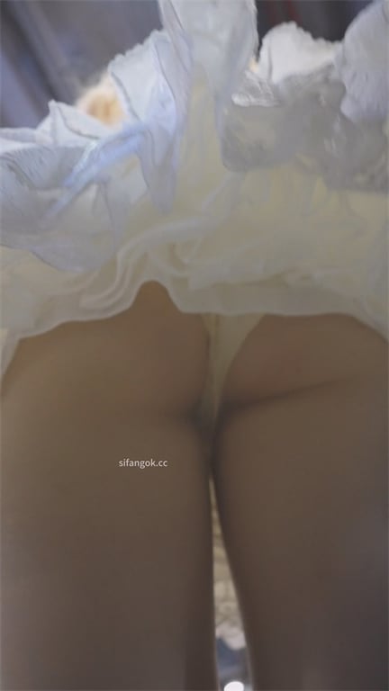 展会限时抄底颜值爆表嫩妹，长腿翘臀肉丝白内，后入角度绝了，手感爽到飞起！1V 配图6