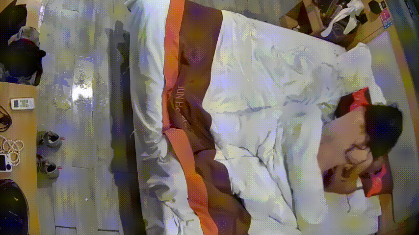 民宿激情夜：前社会人纹身中年夫妻被窝深喉女上狂摇爆射内射 配图2
