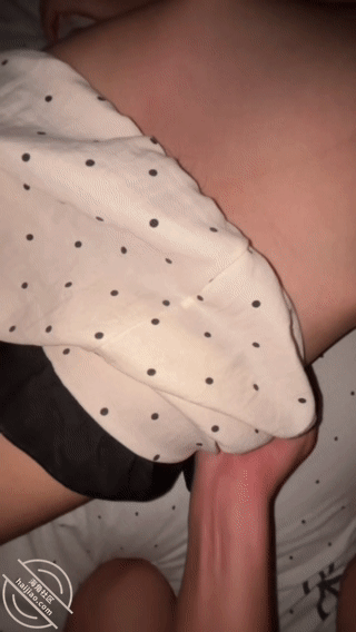 原创三十一（视频）姐姐睡觉的时候扣她逼，扣醒了强操姐姐点时候给她搞哭了 配图13