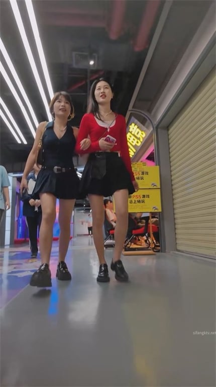 推荐【商场抄底】精品少妇,白内够骚,一身白色看着有气质,天气热透明内裤散散味1V 配图14