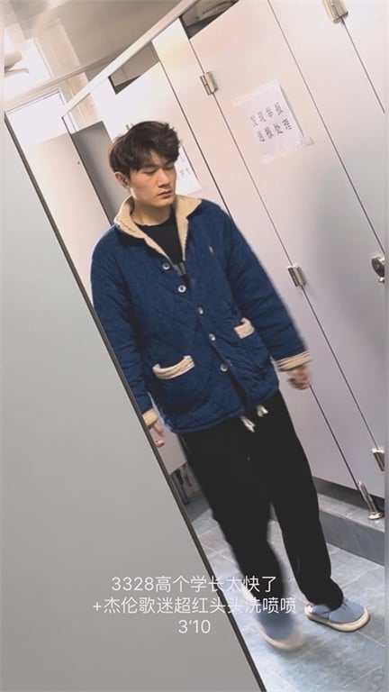 推荐厕所偷拍【偷拍大学男生手淫】人长得帅，但是包皮有点长，就这么硬打出来，喷射了 配图2