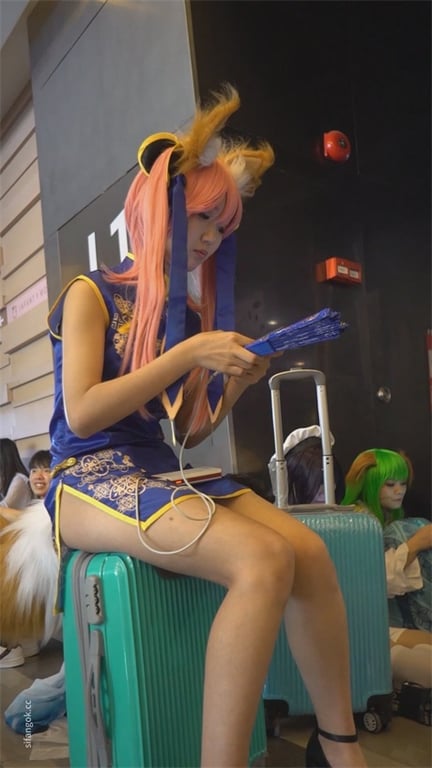 推荐【展会抄底】骚逼颜值嫩妹,玉足特写,这裙子跟没穿有啥区别,这不就是给人看内裤 配图2