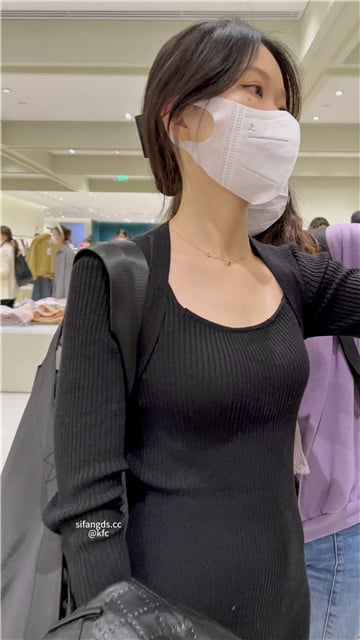 极致诱惑！KFC抄底绝世曼妙包臀裙女神，天仙气质爆屏，白色小内内湿润诱人，王思聪 配图6