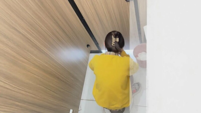 写字楼女厕近距离偷拍几位美女同事肥美的鲍鱼近在眼前 配图8