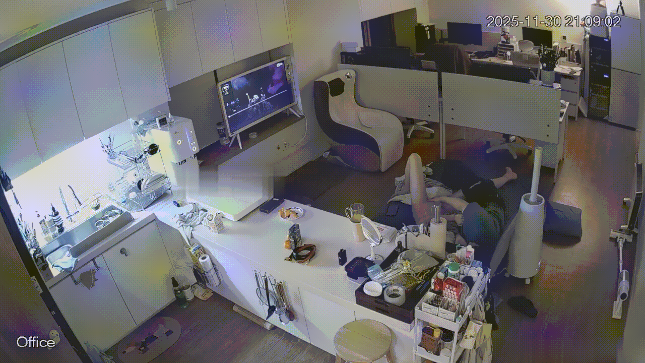 办公室激情偷拍！高颜值白领情侣下班后办公室激战一夜，黑客破解监控全程曝光 配图2