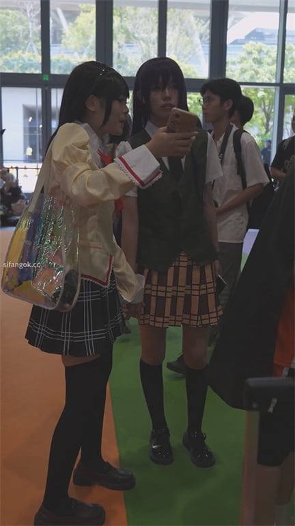 爆推【展会抄底】伪娘现身？零女性特征却挂姨妈巾，真假难辨超刺激1V！ 配图3