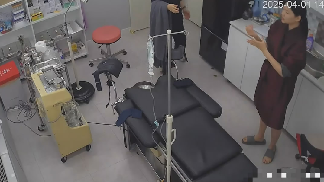 黑客破解医疗诊所妇产科监控摄像头偷拍❤️几个做流产手术的妹子有个妹子没有被完全麻醉拼命挣扎两个护士都按不住 - 老宋论坛-老宋论坛