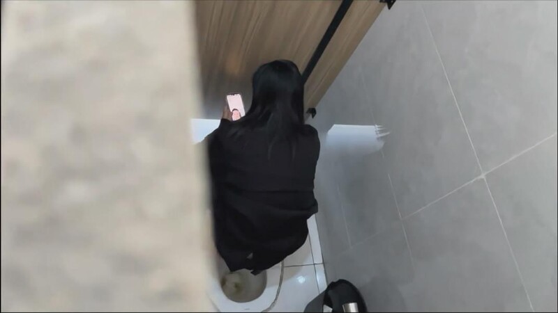 写字楼女厕近距离偷拍几位美女同事肥美的鲍鱼近在眼前 配图2