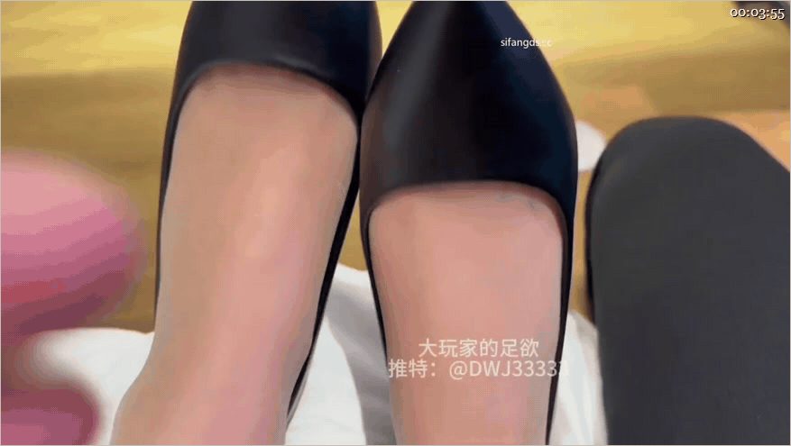 ㊙【SM调教】【恋足】【大玩家的足欲】推特恋足大神约拍眼镜妹猥亵玉足疯狂舔脚玩弄 配图5