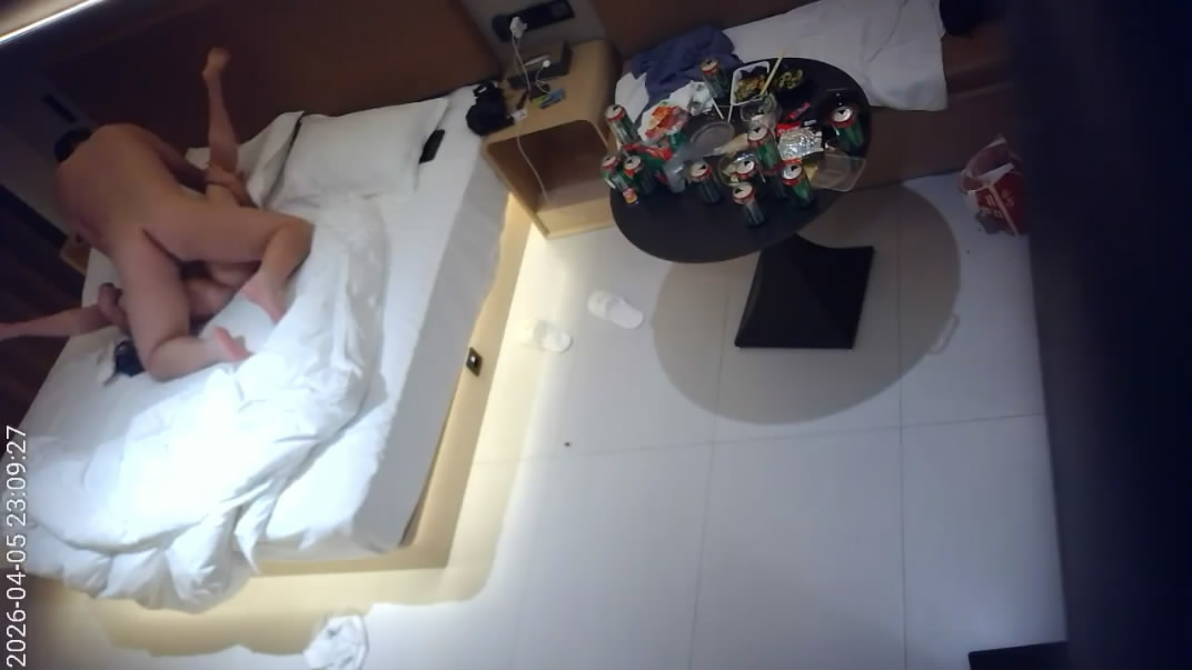 4-5流出天眼酒店偷拍少妇被眼镜渣男骗到酒店一顿啤酒喝完趁她睡觉拿下内射 配图8