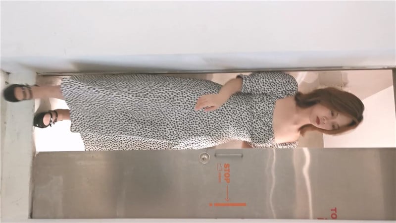 办公楼女厕全景偷拍几位美女同事人美BB也嫩 配图9