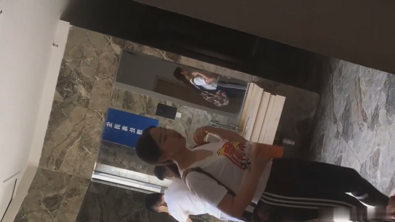 酒店大堂女厕偷拍现场！多位高颜值时尚美女娇羞嘘嘘全过程，超清无水印原版 配图12