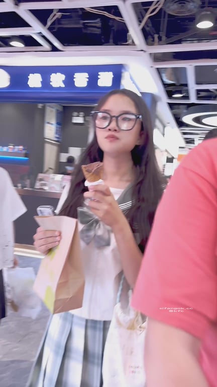 【KFC】大神尾随偷拍制服JK学生妹独自逛街·无痕半透内内露出白虎一线逼 配图3