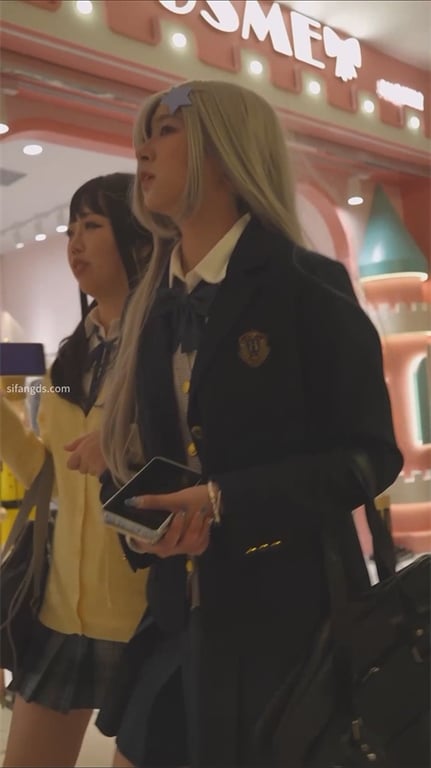 爆款推荐【商场猎艳】极品靓女试衣间被强势拿下，龟男女友肥美阴户紧致翘臀，羡慕到爆 配图6