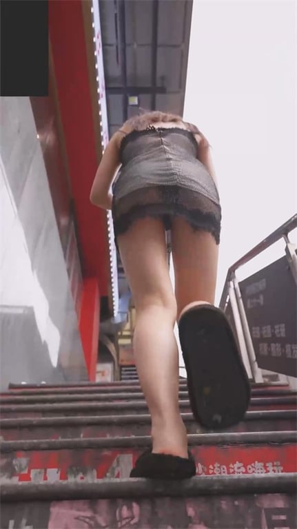 爆推【街头极致抄底】肥美骚浪少妇黑情趣内裤彻底失守，骚逼几乎写在脸上，路人随意偷 配图5