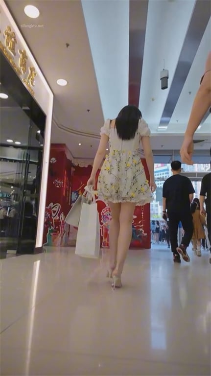 推荐【步行街抄底】泡泡群小靓女，高跟短裙，屁股紧实饱满，想把脸埋进去猛吸1V愃 配图6