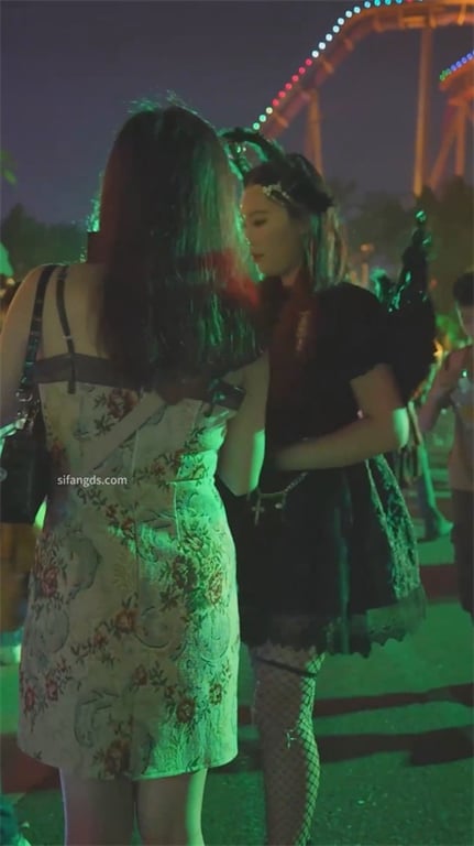 极致诱惑【游乐场禁忌抄底】黑丝白内性感爆棚，网格白内撩人欲罢不能，高跟后妈裙白内 配图5