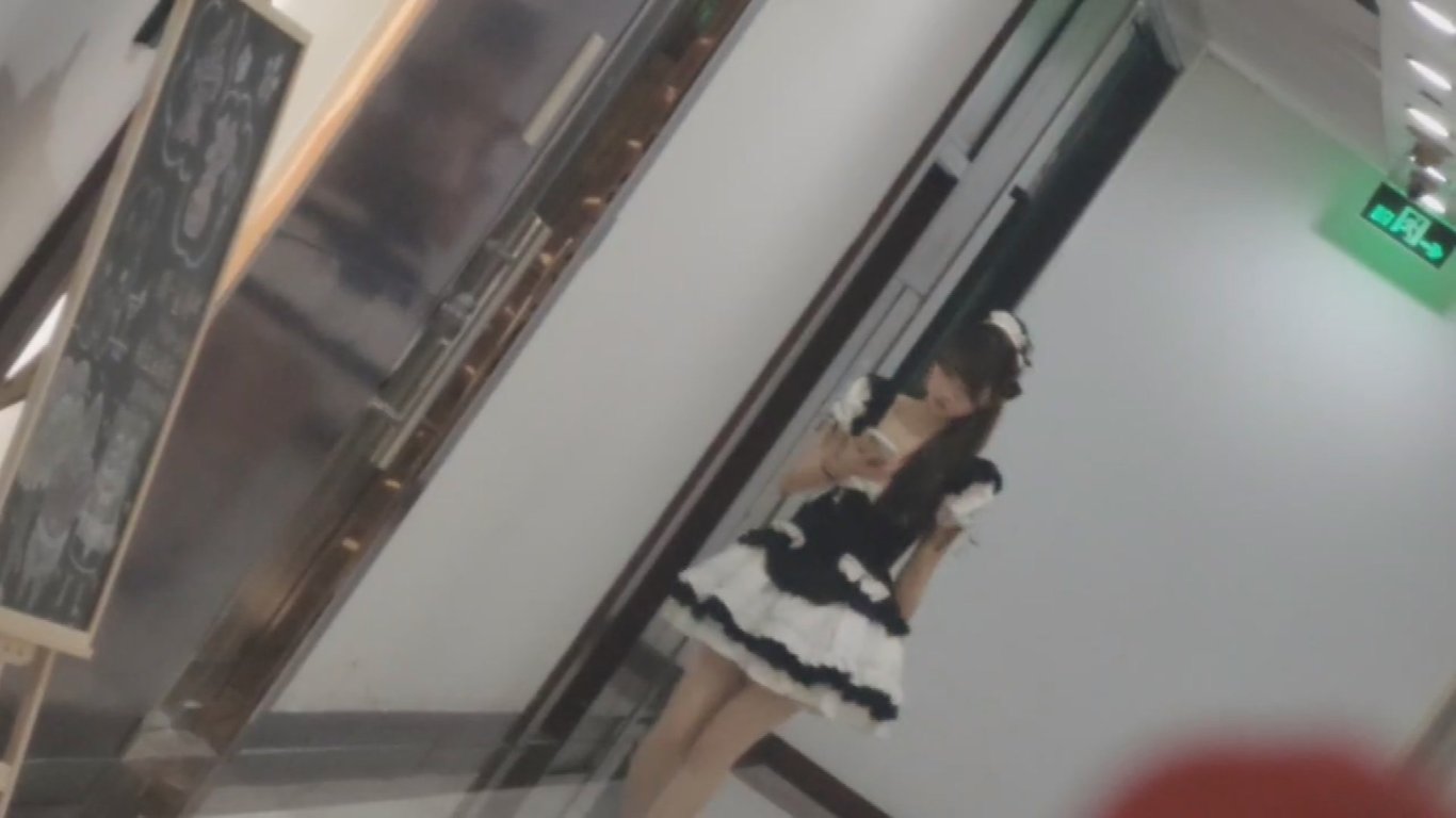 Cosplay系列之尾随女厕偷拍极品高颜值大长腿白丝女仆装小姐姐高清无水水印原档 配图2