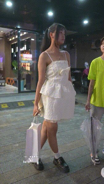 街头尾随偷窥吊带裙真空美女近距离直击一线粉嫩极品鲍鱼超诱人 配图14