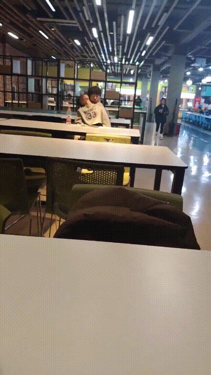 餐厅内情侣大胆玩抠b 妹子表情扭曲高潮腿抖眼翻白浆淌 年轻人真会玩啊！ 配图4