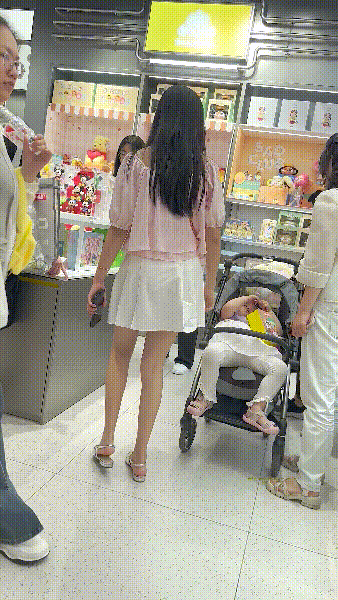【KFC】商场跟踪偷窥眼镜骚妹弯腰翘臀性感白内大放送 配图9