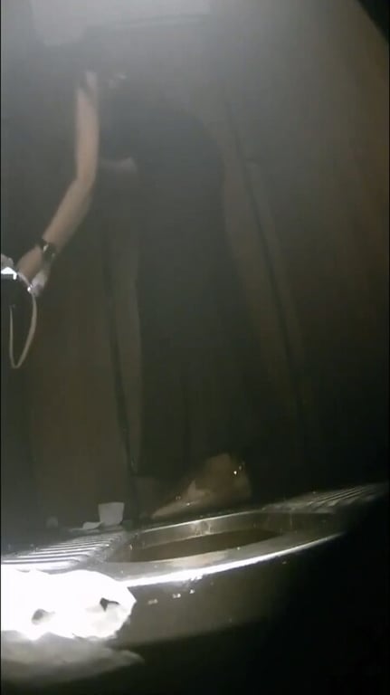 【针孔偷拍】酒吧极品长腿尤物裙底藏跳蛋 偷偷高潮尿完继续塞回 紧致粉穴可爱又欲罢 配图3