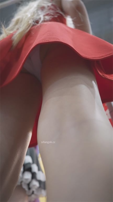 推荐【展会抄底】颜值嫩妹,好身材大长腿,白内还行,好长的逼毛,内裤都盖不住,这性 配图3