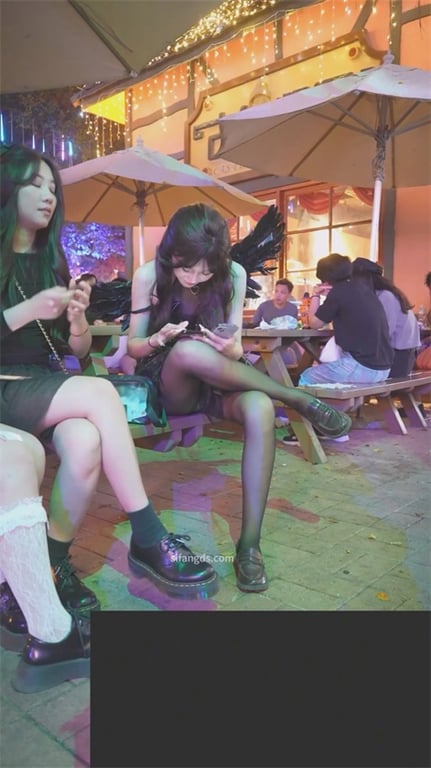 极致诱惑【游乐场禁忌抄底】黑丝白内性感爆棚，网格白内撩人欲罢不能，高跟后妈裙白内 配图12