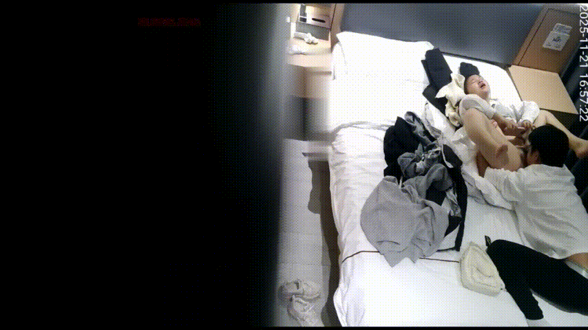 ⁸¹ 天眼偷拍 11-21 好清纯的一对小情侣 男孩给女生舔的时候 女生还自己拿 配图2