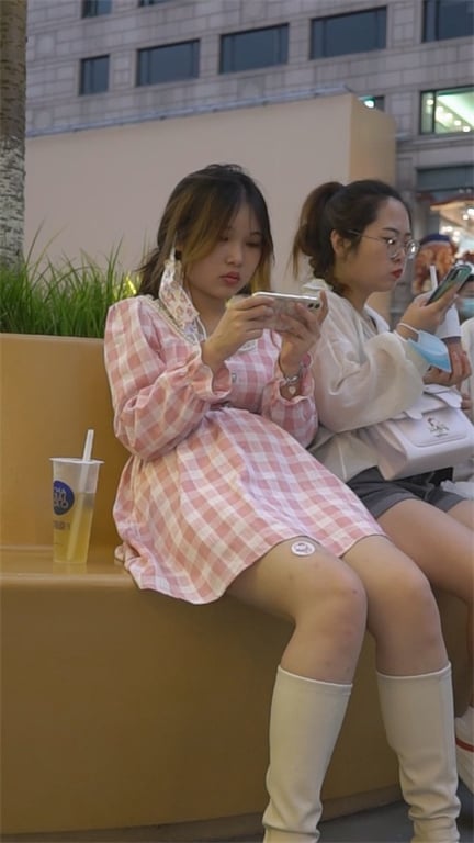 推荐【步行街抄底】颜值嫩妹,这小皮靴透明内裤太骚了,逼毛都溢出来了,阴户很饱满, 配图10
