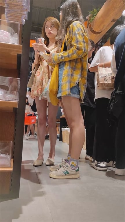 爆款推荐【街头极致抄底】颜值爆表靓女，骚逼出血还敢出来浪，浓密逼毛扎穿内裤，极致 配图3