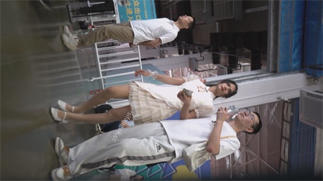 极致诱惑【会展现场抄底】极品嫩妹大长腿，顶级肉丝美腿诱惑，龟男绿帽旁观也要拍的激 配图3