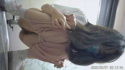 厕拍大神潜入高校女厕全景偷拍学❤️妹尿尿西裤美女性感蕾丝透明内裤高清无水印原版（12V)-老宋论坛