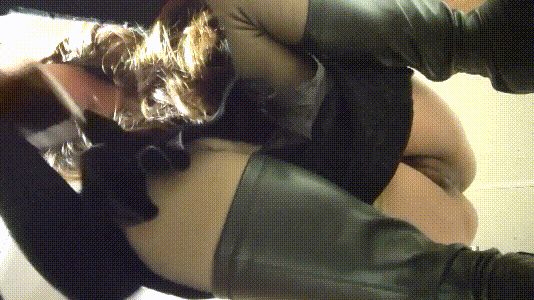KTV女厕全景偷拍卷毛美女的极品一线美鲍鱼 配图2