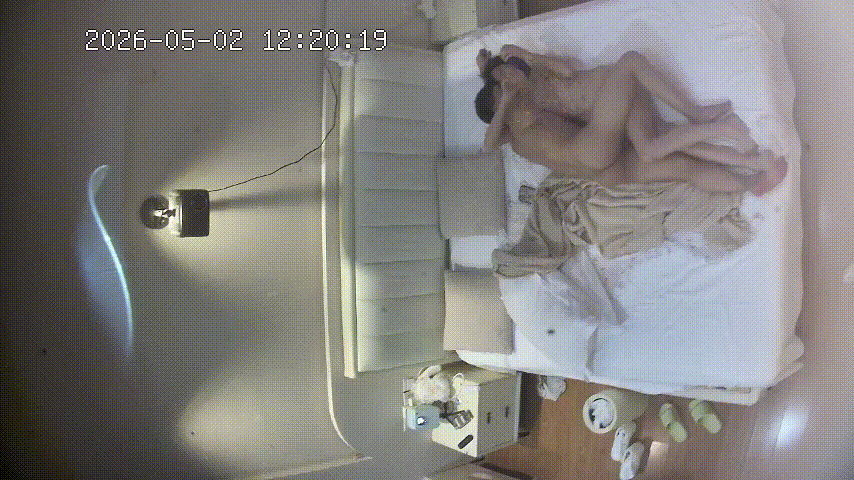 上帝视角5-2：年轻情侣床上激情裸体缠绵，洛莉塔换装诱惑自拍 配图2