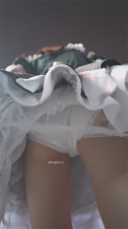 爆推【步行街极致抄底】女仆装骚嫩妹街头放荡放尿不擦逼，一滩尿渍又显眼又浓香，味儿 配图5