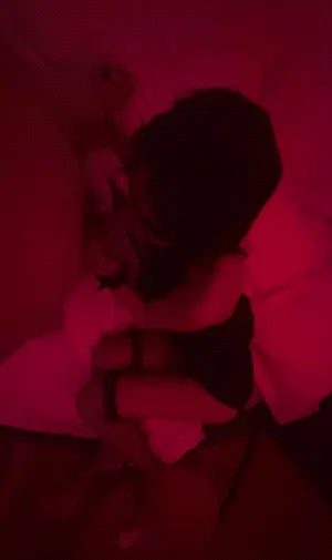 ⭐⭐【绝密流出】眼镜人妻深夜遭猛抓发狠干，红晕中深喉吞指，骑乘后被狂顶浪叫不止 配图6