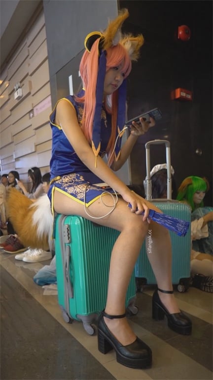 推荐【展会抄底】骚逼颜值嫩妹,玉足特写,这裙子跟没穿有啥区别,这不就是给人看内裤 配图8
