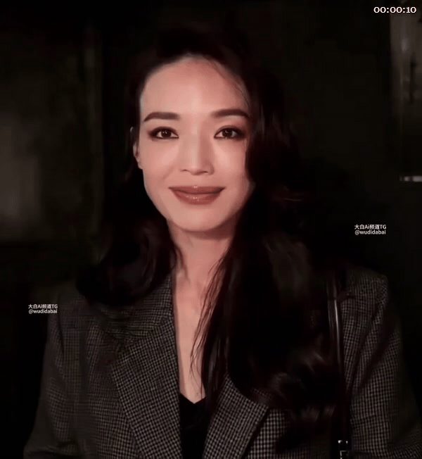 【AI脱衣】抖音人妻熟女系列6合集，出轨人妻被偷拍，丈夫不在她主动张开腿被金主从 配图10