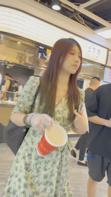 【KFC偷拍】极品清纯长裙JK学生妹与闺蜜逛街吃饭，淡蓝小内内前后超清走光CD 配图3