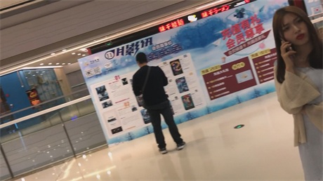 爆爽福利【商场地铁极致抄底】偶遇2位高跟短裙真空绿茶妹，纯欲脸蛋大胆挂空挡，硬挺 配图13
