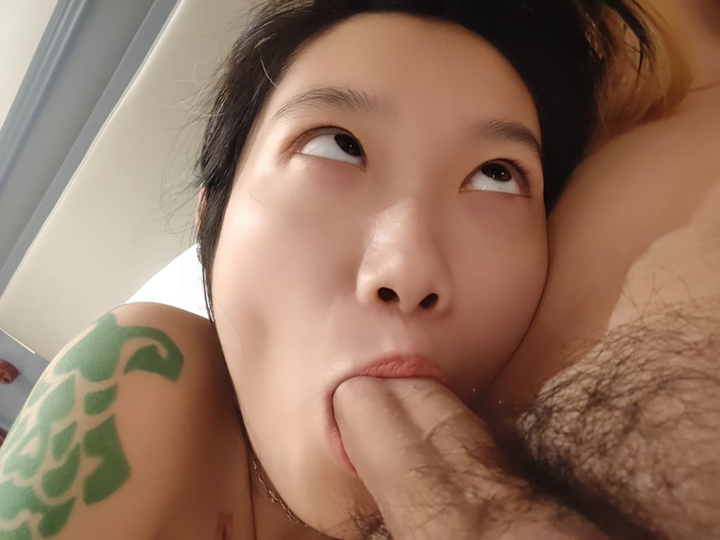 【原相机泄密】金发花臂精神小妹露脸激情性爱，狗链窒息狠狠被干，全程露脸真实啪啪调 配图2