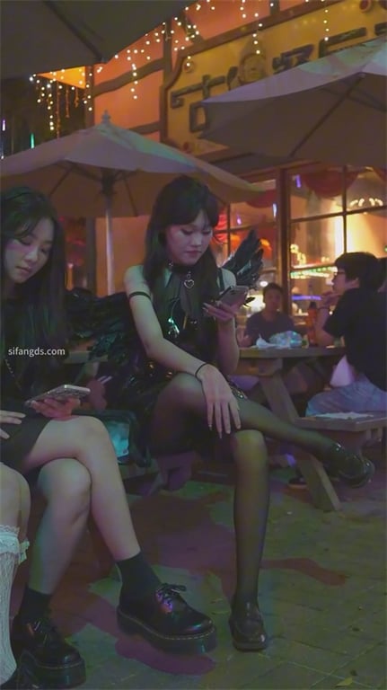 极致诱惑【游乐场禁忌抄底】黑丝白内性感爆棚，网格白内撩人欲罢不能，高跟后妈裙白内 配图11