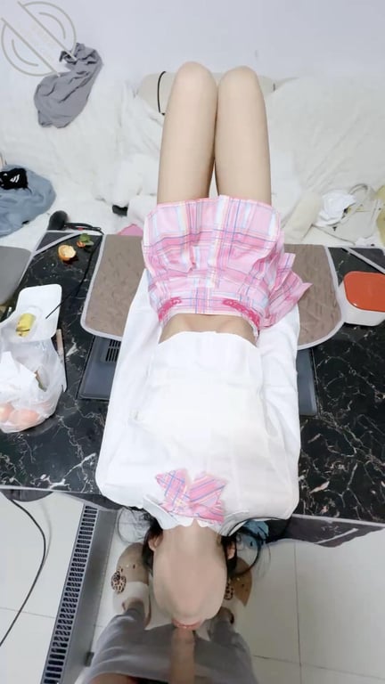 （原创95）穿着粉色JK躺在餐桌上，头悬空让爸爸站着深喉插嘴 - 老宋论坛-老宋论坛