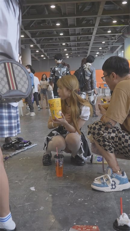 爆款推荐【展会偷窥】性感丝袜泡泡裙下白嫩骚内大暴露！玉足高清特写，龟男全程盯内裤 配图4