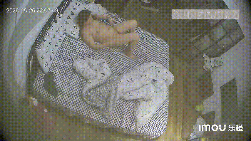 乐橙5-26 中年夫妻真实日常交公粮！男人手机放肚子上几下猛操内射完事 配图7